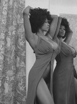 Beauté afro gros seins devant la miroir