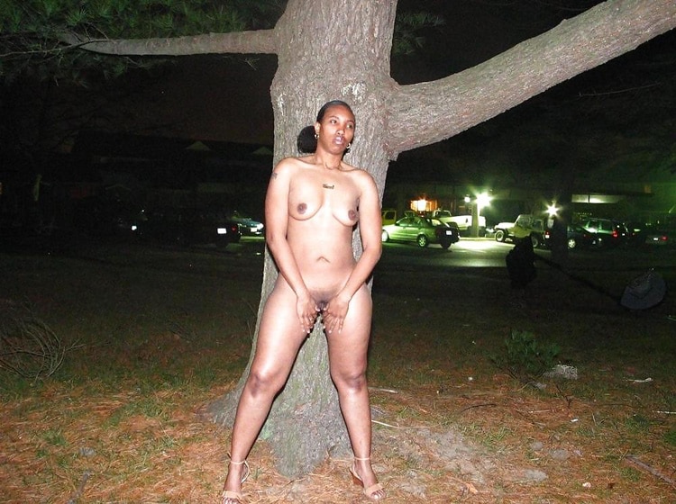 Babe afro-américaine exhibitionniste nue 11
